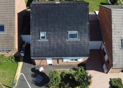 Vue d'une rénovation d'une toiture en tuile