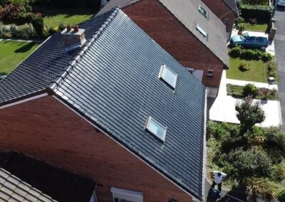 Vue d'une rénovation d'une toiture en tuile